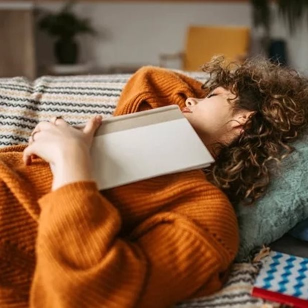 Σε παίρνει ο ύπνος αμέσως; 3 πιθανά σημάδια για την υγεία σου