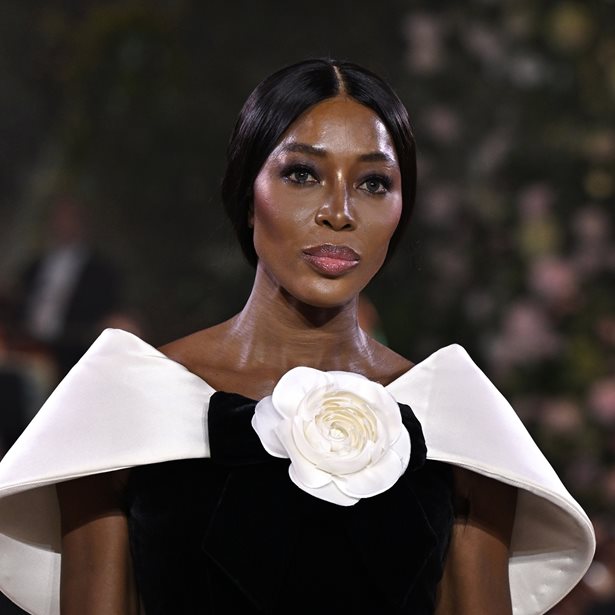 Naomi Campbell: Άλλαξε το χρώμα των μαλλιών της και υιοθέτησε το πιο γλυκό καστανό