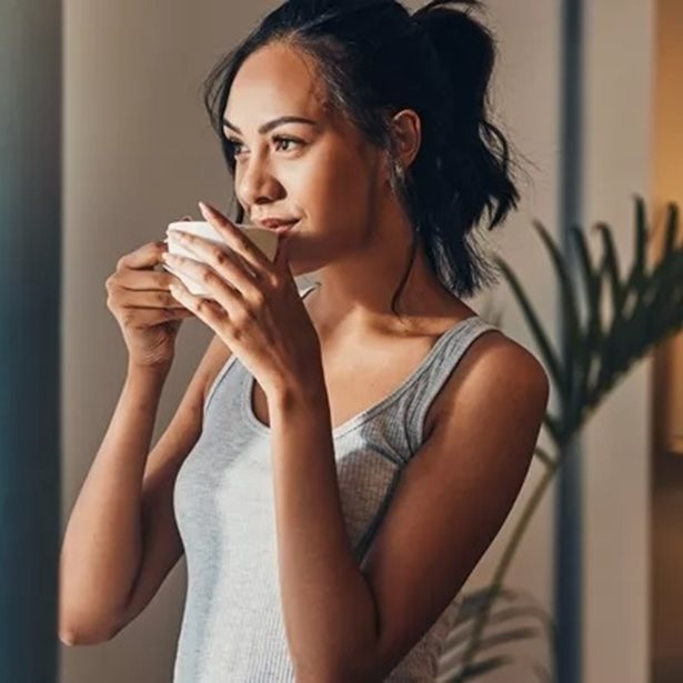 Το ρόφημα που πίνουν οι Ασιάτισσες και δεν ασπρίζουν τα μαλλιά τους