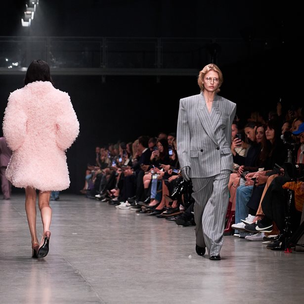 Γιατί τα corporate looks κυριαρχούν στις πιο πρόσφατες runway collections;