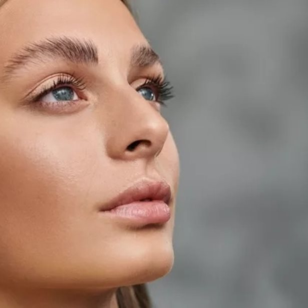 Το λάθος που κάνεις κάθε βράδυ στον καθαρισμό και σου προκαλεί σπυράκια