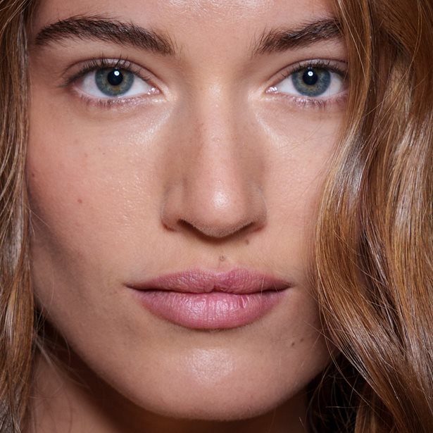 Αυτό είναι το μεγαλύτερο λάθος που κάνουν οι πιο πολλές γυναίκες όταν εφαρμόζουν την κρέμα των ματιών τους