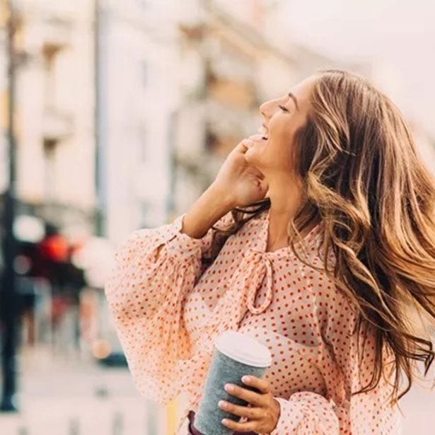 Το αθώο hair habit που καταστρέφει την τρίχα χωρίς να το καταλαβαίνεις