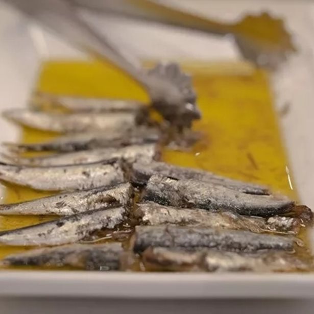 "Sardine fasting": Η πιο παράξενη τάση και γιατί πρέπει να μείνεις μακριά της