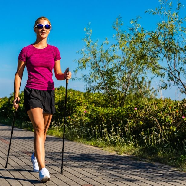 Τι είναι το Νordic walking που σε βοηθά να κάψεις έως και 30% περισσότερες θερμίδες σε σύγκριση με το περπάτημα