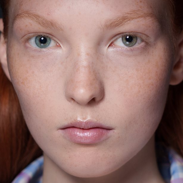 Youth Recap: Αυτός ο ορός επαναφέρει άμεσα, σε πρόσωπο και λαιμό, τη νεανική όψη της επιδερμίδας