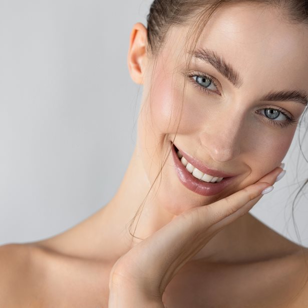 Αυτό το φυσικό συστατικό σβήνει τις καφέ κηλίδες και εξαφανίζει τις λεπτές γραμμές