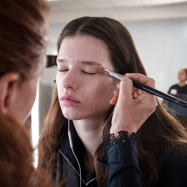 Snowflake Shadow: Το make-up trick που αξίζει να δοκιμάσουμε για το μακιγιάζ των ματιών στις γιορτές