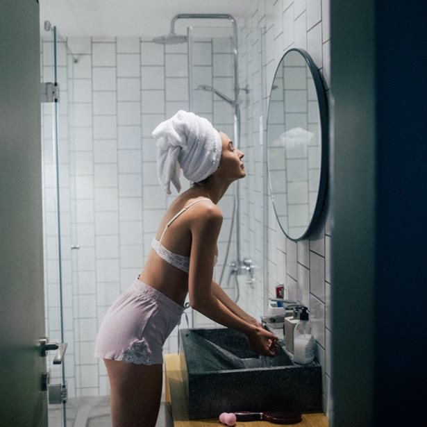 Τέλος στη γυάλινη πόρτα του ντους: Αυτή είναι η κομψή εναλλακτική λύση που θα την αντικαταστήσει