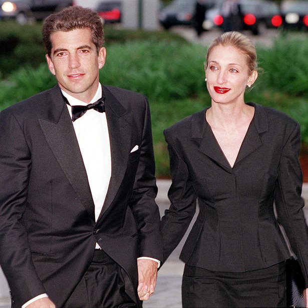 Carolyn Bessette-Kennedy: Οι διαχρονικές εμφανίσεις του style icon που μπορείς να αντιγράψεις