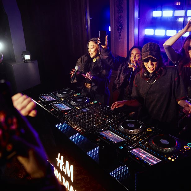 Η H&M και ο Glenn Martens γιόρτασαν τη συνεργασία τους στο Λονδίνο με μια ανατρεπτική εκδοχή του κλασικού house party