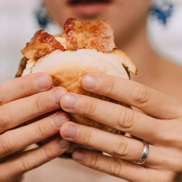 Cheat meal: Γιατί το "ελεύθερο γεύμα" μπορεί να σαμποτάρει τη δίαιτά σου