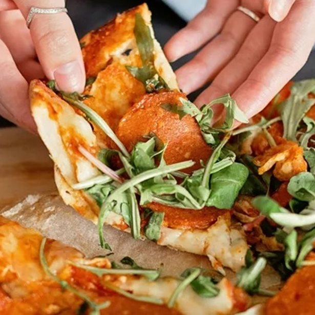 Τα 8 δημοφιλέστερα fast food και οι έξυπνες healthy εναλλακτικές τους - τι προτείνει η ειδικός