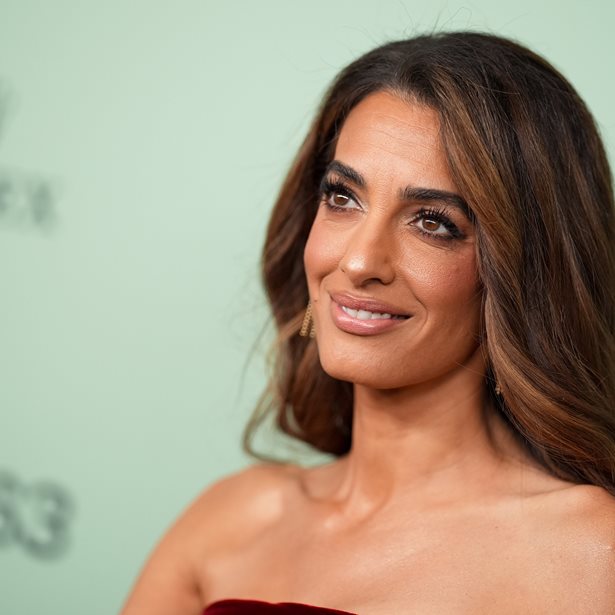Bubble Blowout: Το νέο chic κούρεμα της Αmal Clooney