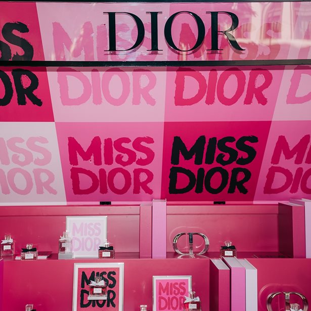 Miss Dior Essence Pop Up: Ο απόλυτος προορισμός για να ανακαλύψουμε τη νέα αρωματική δημιουργία του οίκου Dior