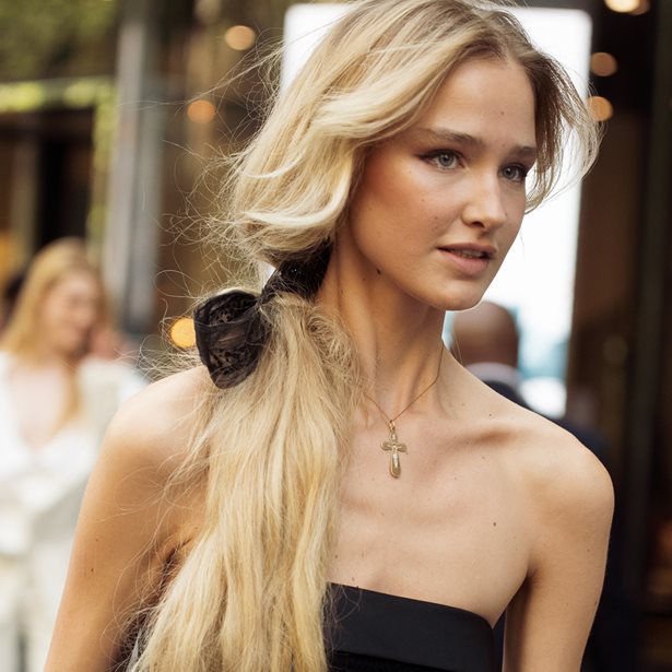 New Year's Eve Hair: 2 κομψά χτενίσματα που αξίζει να υιοθετήσεις στο ρεβεγιόν της Πρωτοχρονιάς