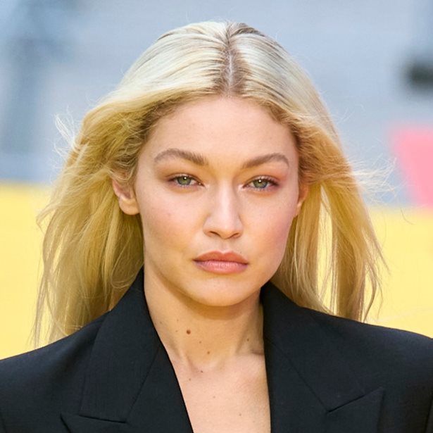 Το νέο edgy look της Gigi Hadid με μαύρα μαλλιά