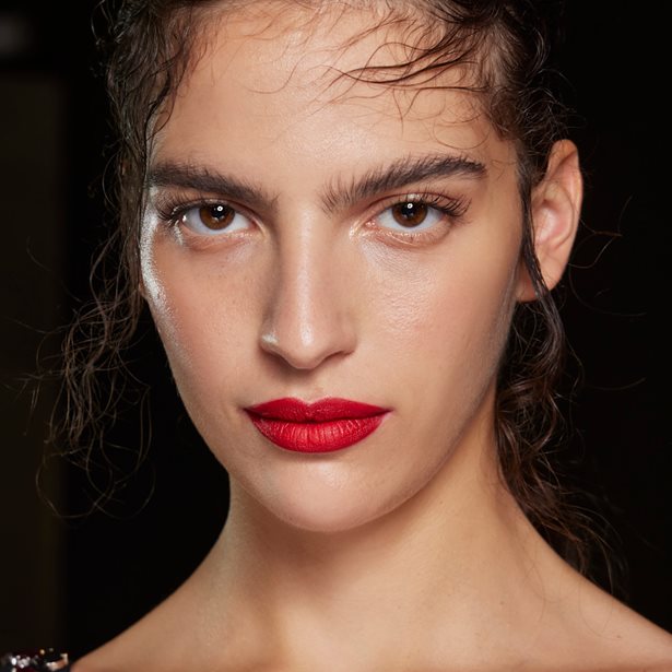 Red Crush: 12 φλογερά beauty items που ερωτευτήκαμε στις φετινές γιορτές