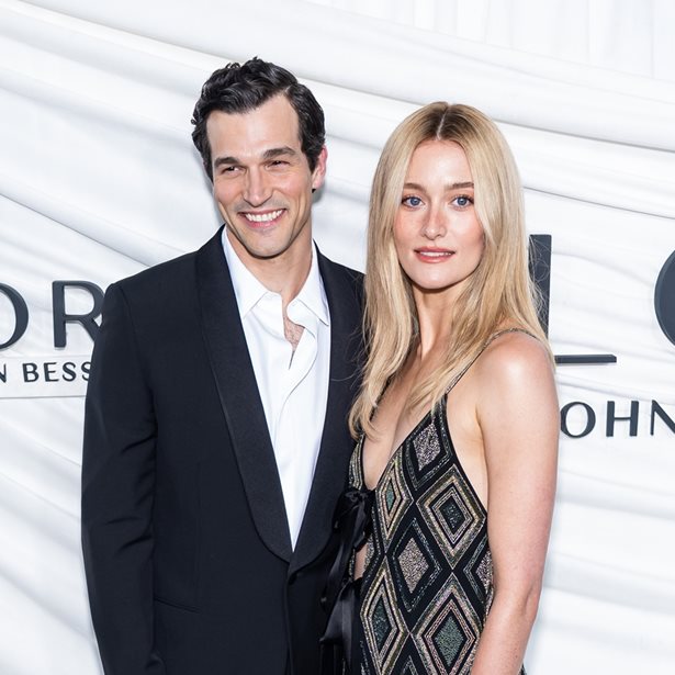 Sarah Pidgeon: Στην πρεμιέρα της σειράς "Love Story" με εντυπωσιακή τουνίκ από φτερά