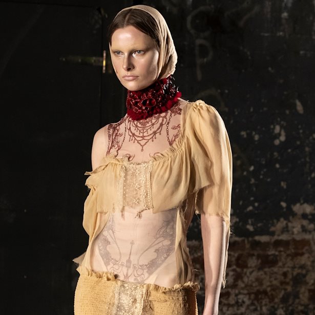 Dilara Findikoglu: Η υπογραφή πίσω από την πιο iconic ελληνική σκηνική παρουσία