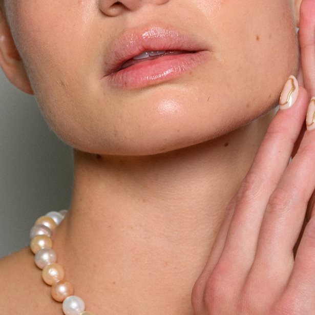 "C French" Nails: H νέα τάση στο γαλλικό μανικιούρ που υιοθετούν όλα τα "it" girls τώρα