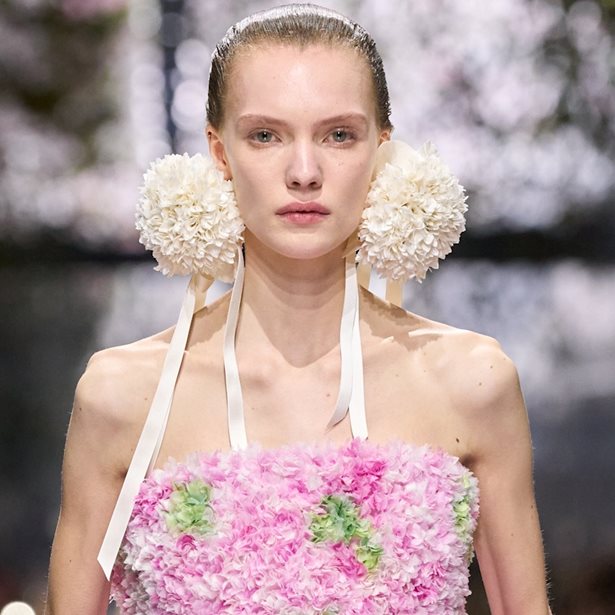 Στο Dior Haute Couture SS26 show εντοπίσαμε το απόλυτο beauty trend για τους επόμενους μήνες