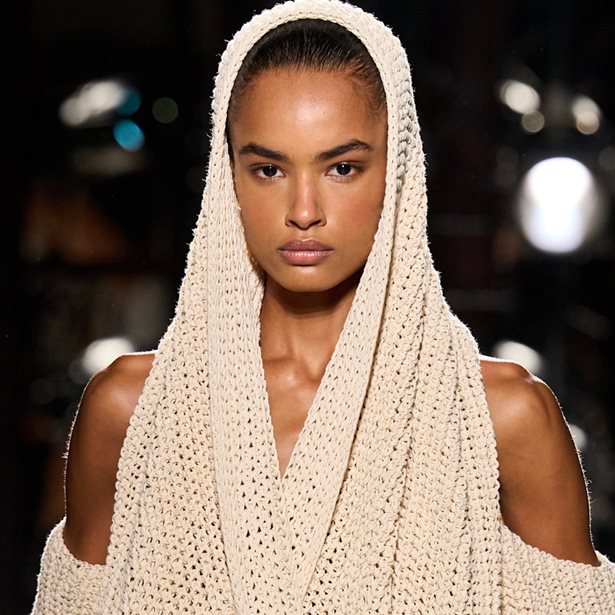 Balmain Show SS26: Το μυστικό των μοντέλων για την αξεπέραστη λάμψη στην επιδερμίδα τους