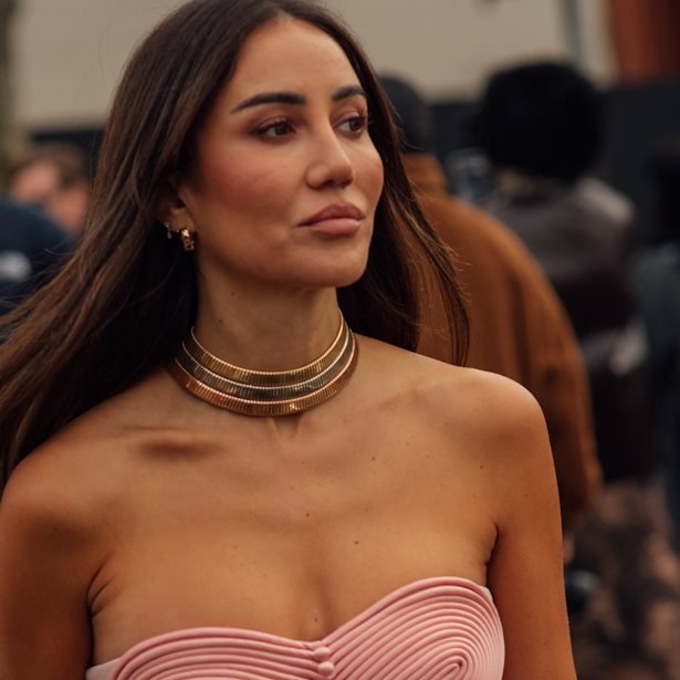 Το νέο φρουτώδες και λουλουδάτο άρωμα που επιλέγουν τώρα οι γυναίκες που μυρίζουν πάντα υπέροχα