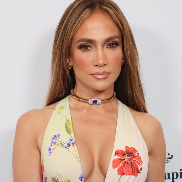 Η Jennifer Lopez με το απόλυτο ξανθό χρώμα που την έκανε να μοιάζει με την Gwen Stefani