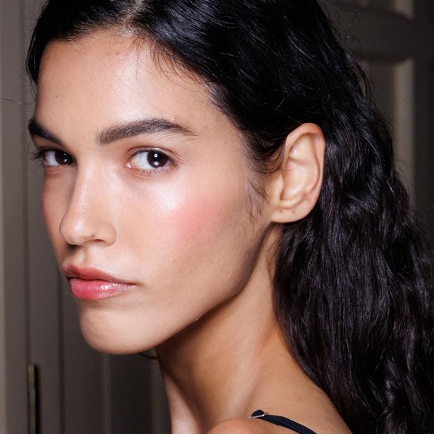 Skin Perfector: Αυτό το προϊόν μακιγιάζ χαρίζει ανάλαφρη κάλυψη και φυσική λάμψη