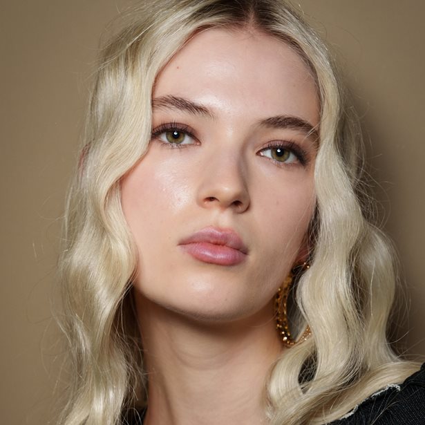 Boho Blonde: Το απόλυτο ξανθό χρώμα που δεν απαιτεί αρκετές επισκέψεις στο κομμωτήριο