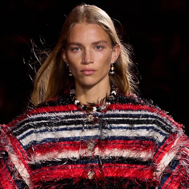 Chanel SS26: Ένα νέο σύμπαν όπου κυριαρχούν τα φυσικά hair & make up looks