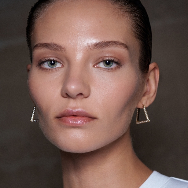 Αυτό το serum με νιασιναμίδη βελτιώνει ορατά τη θαμπή, ανομοιόμορφη υφή