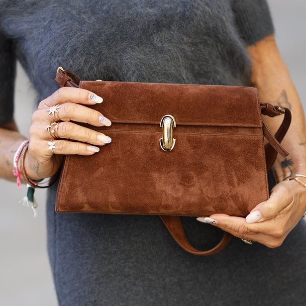 5 suede τσάντες από ZARA που θα ανανεώσουν το στυλ του χειμώνα (και της άνοιξης)