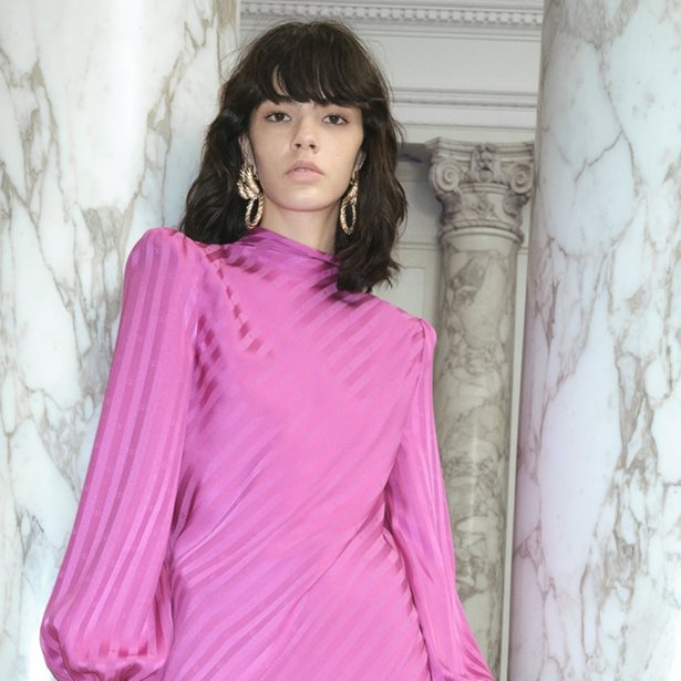 Ο οίκος Valentino επαναφέρει τις πιο αναγνωρίσιμες γόβες στην pre-fall συλλογή του