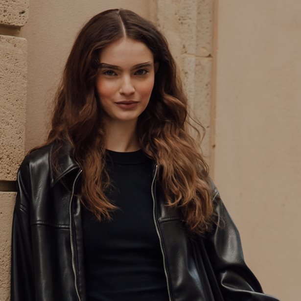 Αντίο suede jacket: Στο Παρίσι αυτό ήταν το πανωφόρι που αναδείχθηκε στο street style