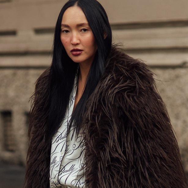 Latte looks: 10 items σε καφέ και λευκό που θα δημιουργήσουν τα πιο κομψά casual outfits του χειμώνα