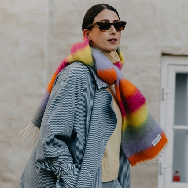 Ξέχνα το κασκόλ: Αυτό το item έχει την έγκριση των πιο stylish girls τώρα