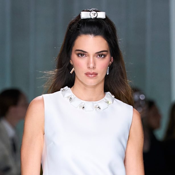 Η Kendall Jenner με το ιδιαίτερο πορτοκαλί φόρεμα που έκλεψε τις εντυπώσεις στην πασαρέλα του οίκου Chanel