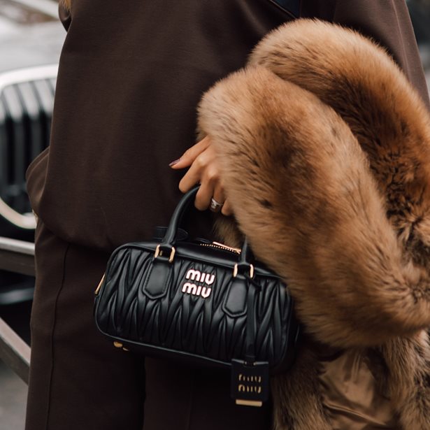 Γούνινο κασκόλ: Το must have item του χειμώνα και πώς να το φορέσεις