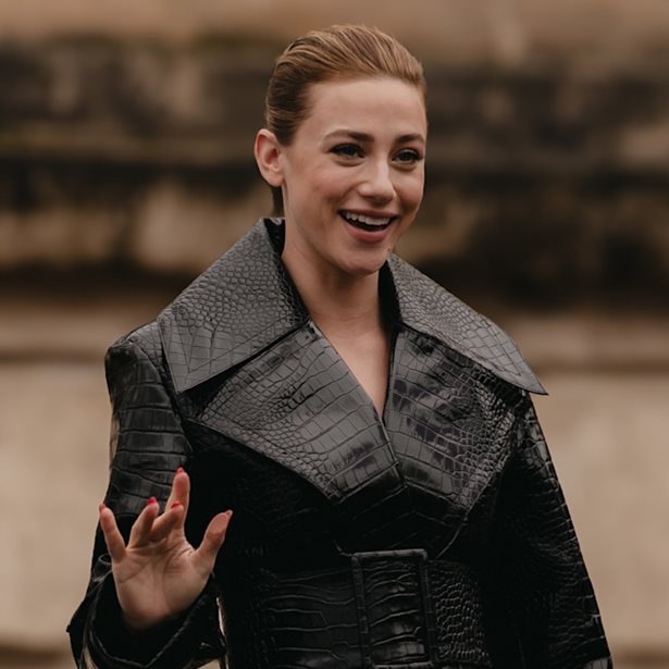 Η Lili Reinhart φόρεσε το δερμάτινο παλτό που θα γίνει το επόμενο fashion item που θα αποκτήσεις