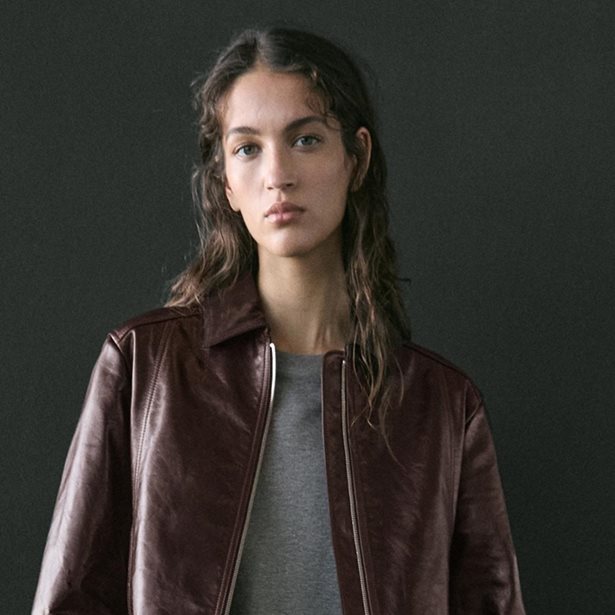 Το glossy τζάκετ από Massimo Dutti που θα φοράς από το πρωί μέχρι το βράδυ