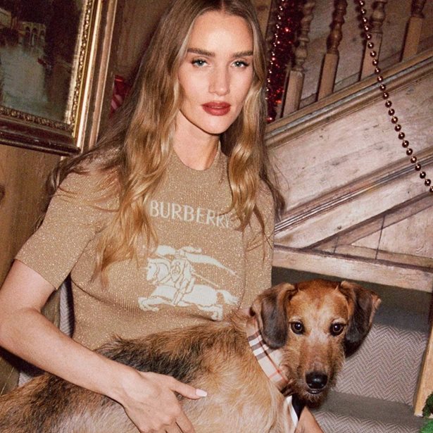 Η Rosie Huntington-Whiteley πρωταγωνιστεί στην απόλυτη χριστουγεννιατική καμπάνια που θα μας βάλει σε γιορτινό mood