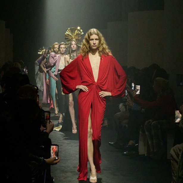 Valentino Haute Couture SS26: Όταν το ένδυμα γίνεται αντικείμενο σιωπηλής λατρείας