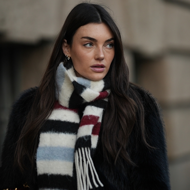 Στην άκρη το κασκόλ: Αυτή είναι η μεγαλύτερη τάση που έχουν υιοθετήσει τα stylish girls