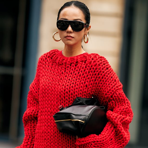 Κόκκινο πουλόβερ: 14 λουκ που θα σε πείσουν να το προσθέσεις στην γκαρνταρόμπα σου