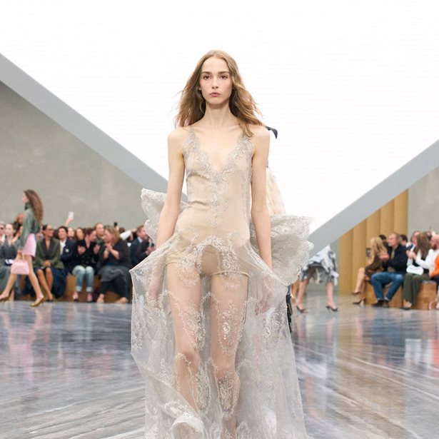 Dior SS26: Όλα τα μάτια στραμμένα στο ντεμπούτο του Jonathan Anderson