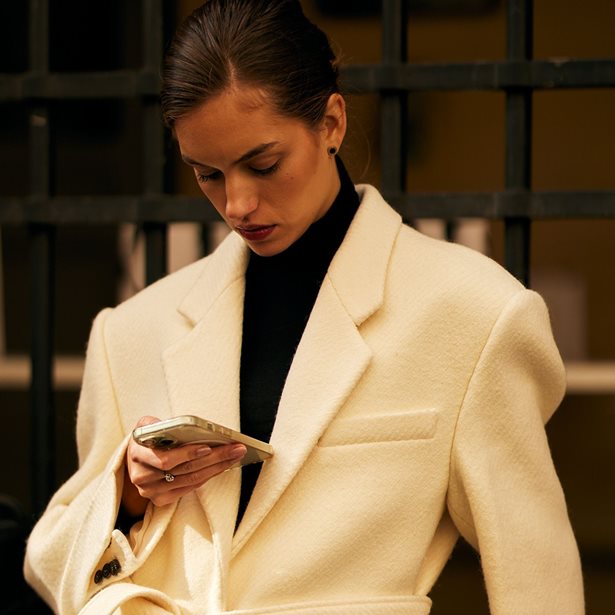 Stylish και άνετη: Έτσι θα φορέσεις το αγαπημένο σου blazer το βράδυ και δεν θα κρυώνεις