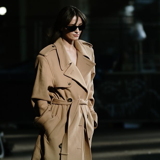 All-day chic: 8 stylish καμπαρντίνες που θα χαίρεσαι να φοράς από το πρωί μέχρι το βράδυ