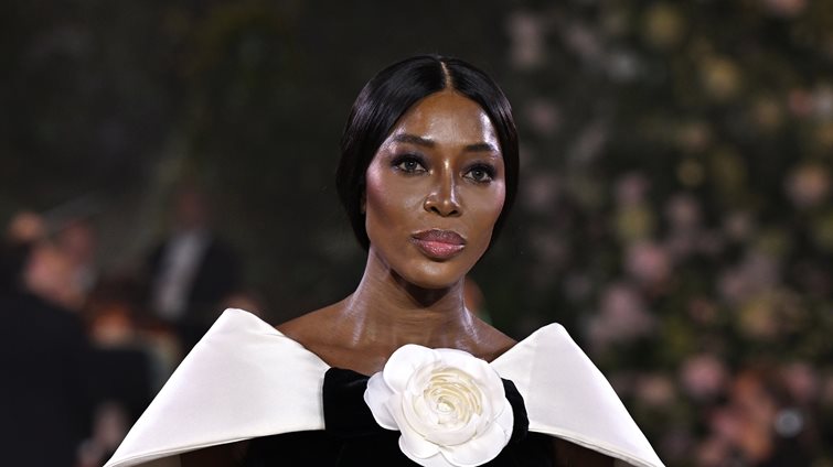 Naomi Campbell: Άλλαξε το χρώμα των μαλλιών της και υιοθέτησε το πιο γλυκό καστανό